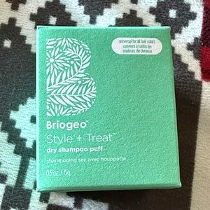 Brigeo style and treat dry shampoo puff new in  box. Universal